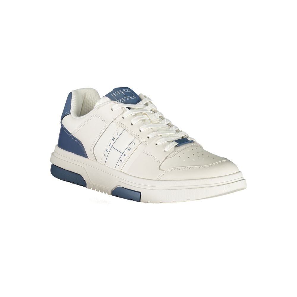 Sneakers blanches en polyuréthane pour homme de Tommy Hilfiger, design moderne et confort, vue de face.