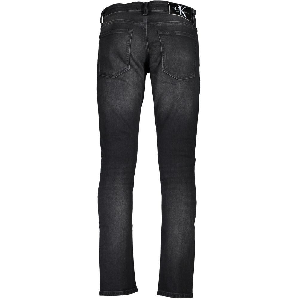 Jean slim en coton noir pour hommes de la marque Calvin Klein, coupe ajustée, visible sur l'image.