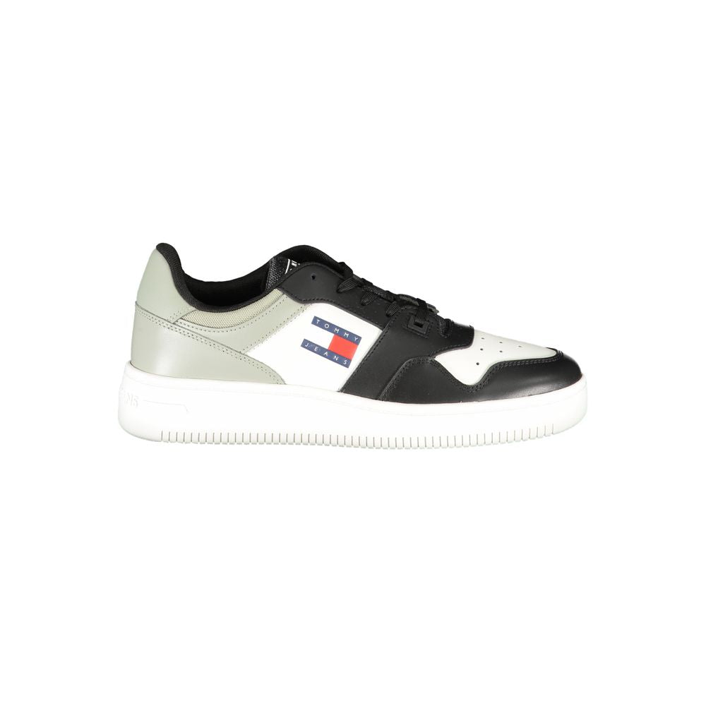 Chaussures sneakers en cuir noir pour homme de la marque Tommy Hilfiger, vue de côté.