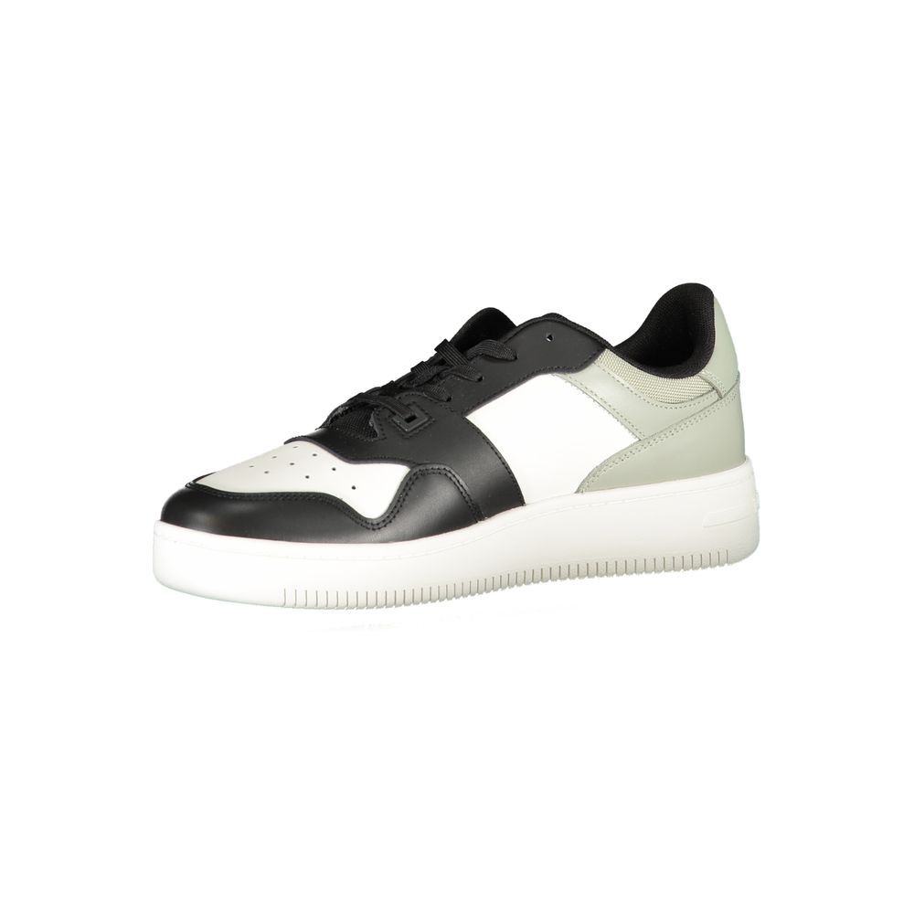 Sneakers en cuir noir pour homme de la marque Tommy Hilfiger, vue de côté avec détails de la semelle.