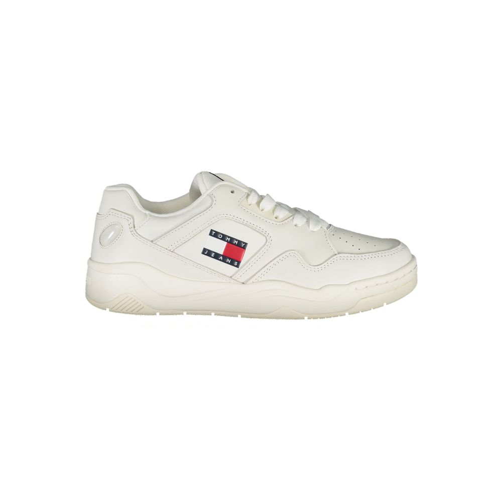 Sneakers en polyuréthane blanches Tommy Hilfiger pour femme, design moderne et confortable, visible sur l'image.