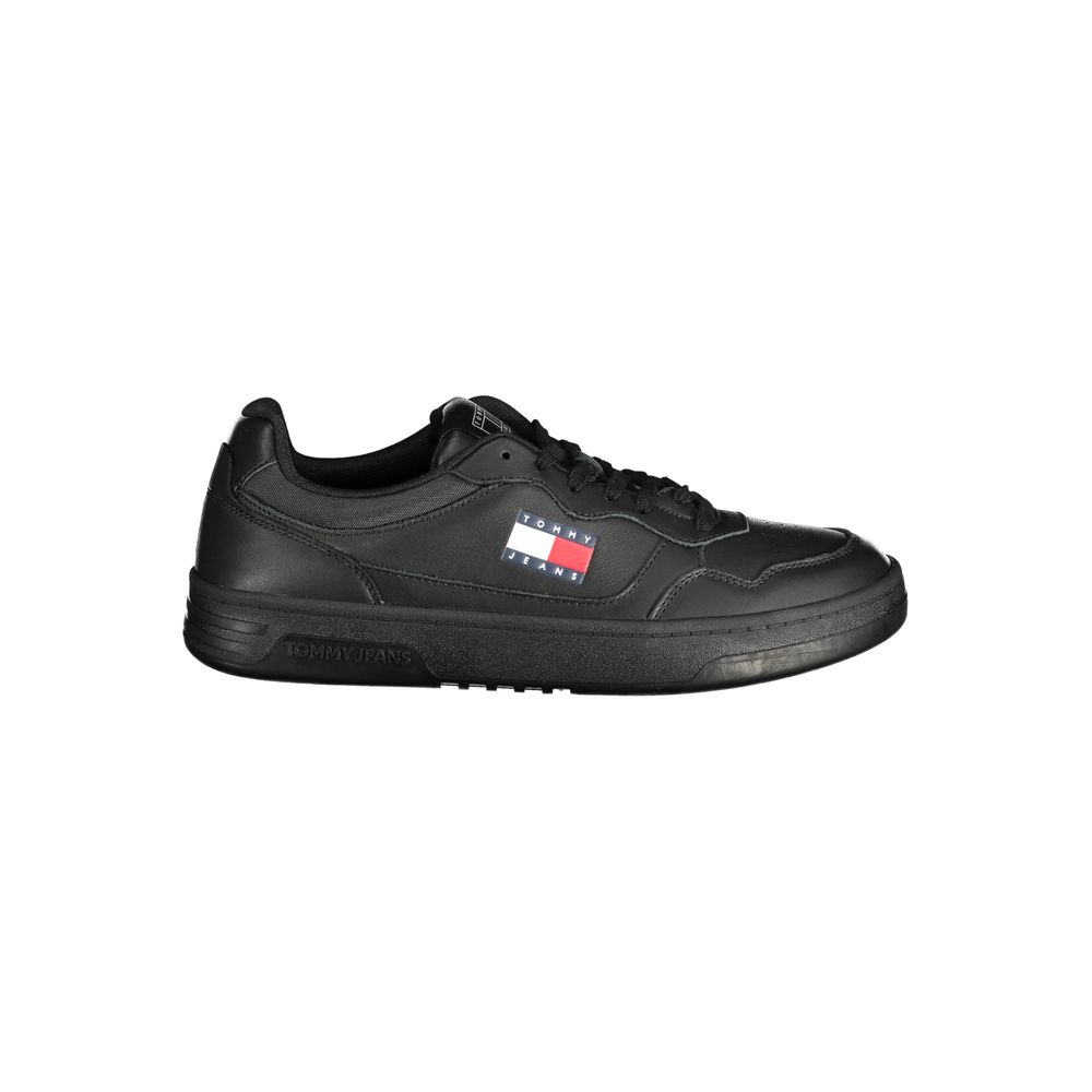 Sneaker pour homme Tommy Hilfiger en polyuréthane noir, style sportif et moderne, vue de face avec détails de la chaussure.