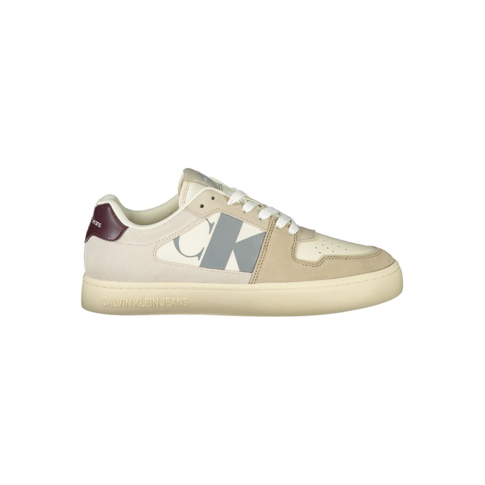 Sneakers pour hommes Calvin Klein beige en polyuréthane, vue de face avec lacets et semelle blanche.