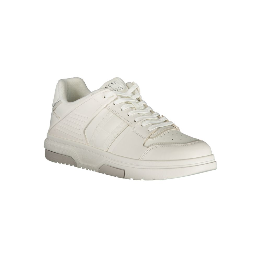 Sneakers blanches pour hommes Tommy Hilfiger en polyuréthane, style décontracté et moderne, visibles en gros plan.