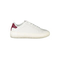 Chaussures de sport blanches pour femmes Tommy Hilfiger en cuir, avec semelle blanche et détails de marque visibles.