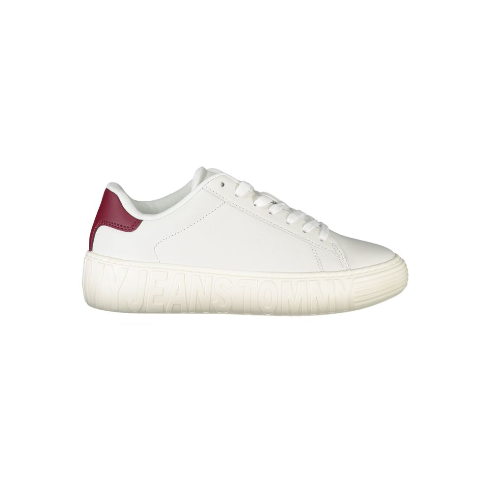 Chaussures de sport blanches pour femmes Tommy Hilfiger en cuir, avec semelle blanche et détails de marque visibles.