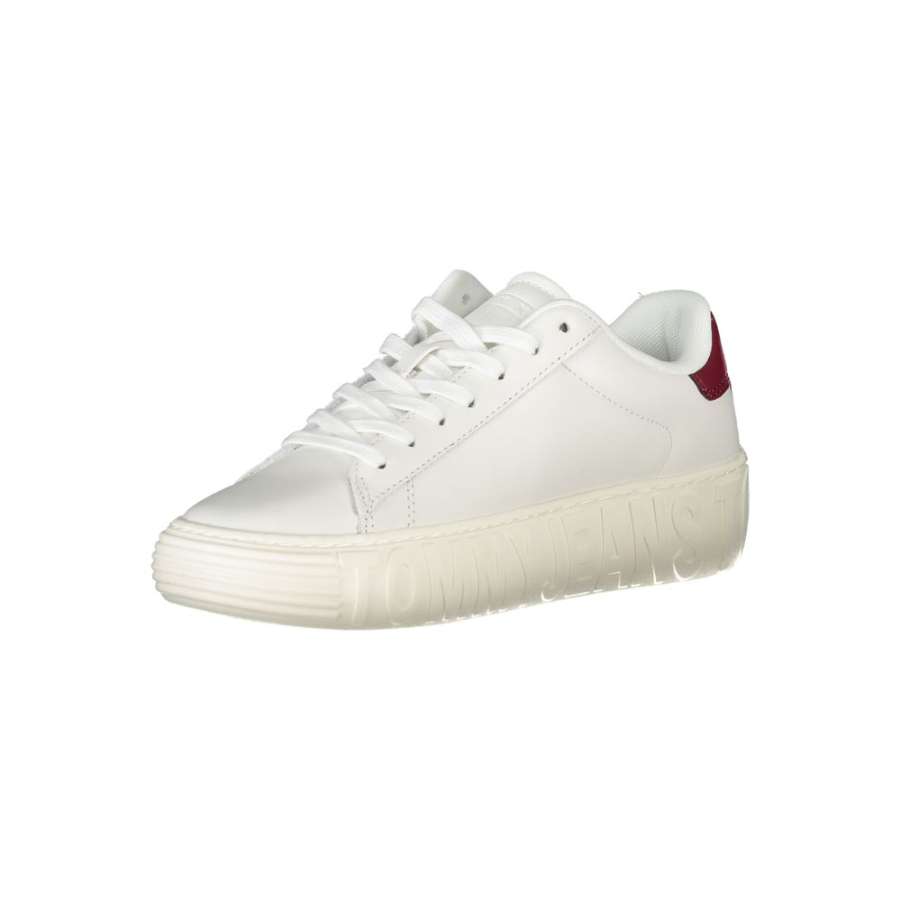 Chaussures femmes Tommy Hilfiger en cuir blanc, sneakers élégants avec semelle blanche et détails stylés.