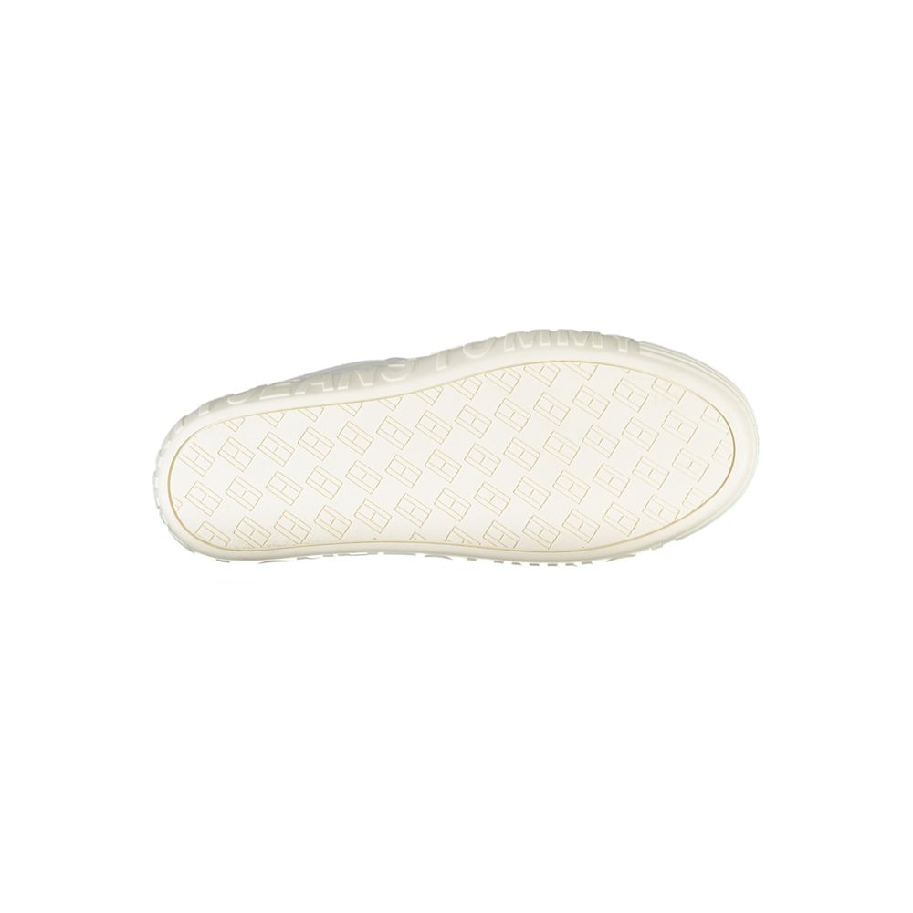 Chaussures sneakers blanches en cuir pour femmes de la marque Tommy Hilfiger, vue de face avec détails de la semelle et du logo.
