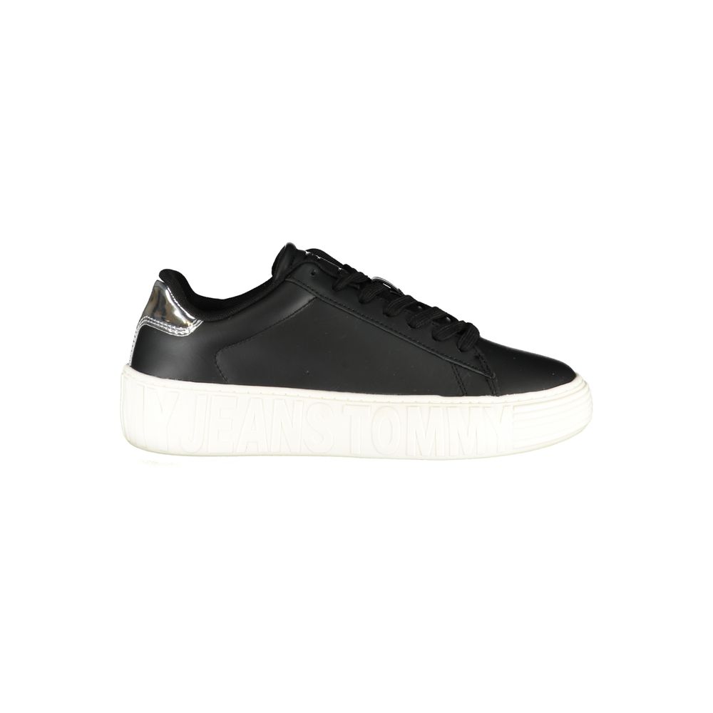 Sneakers pour femmes en cuir noir de la marque Tommy Hilfiger, finition élégante et design sportif.