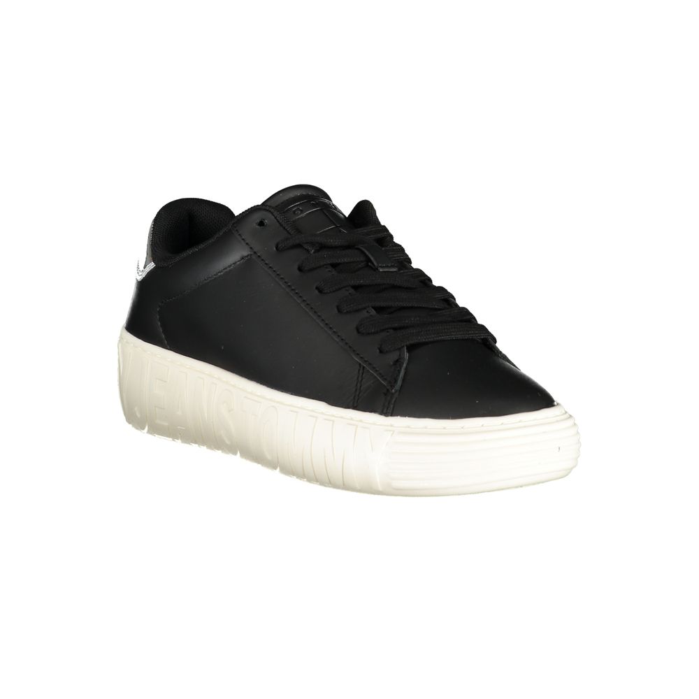 Chaussure femme Tommy Hilfiger en cuir noir, sneaker tendance avec logo emblématique, vue de côté.
