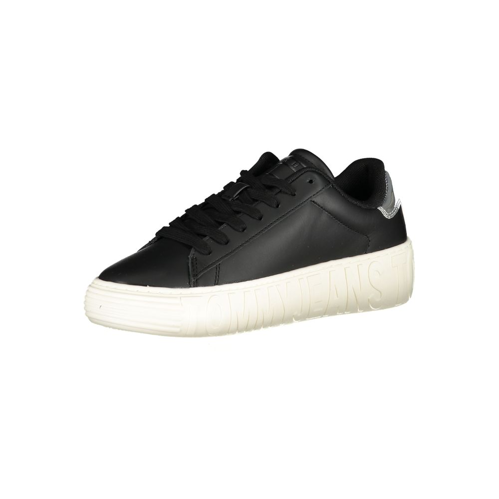 Sneakers en cuir noir pour femmes de Tommy Hilfiger, design élégant avec semelle blanche, pour un style décontracté et tendance.
