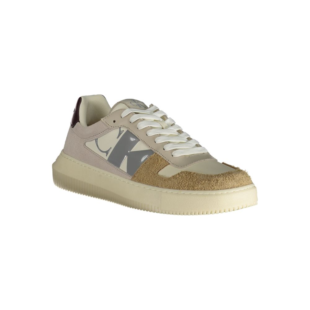 Sneakers pour homme Calvin Klein beige en polyuréthane, vue de côté montrant le design épuré et la semelle blanche.