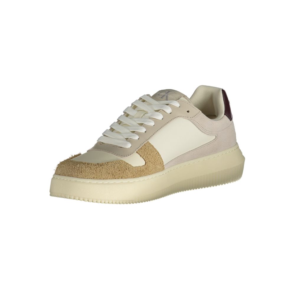 Chaussures sneakers homme Calvin Klein beige en polyuréthane, vue de face avec détails de la semelle et design moderne.