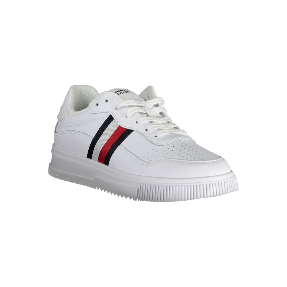Sneaker en cuir blanc pour homme de la marque Tommy Hilfiger, vue de face avec détails en cuir et semelle blanche.