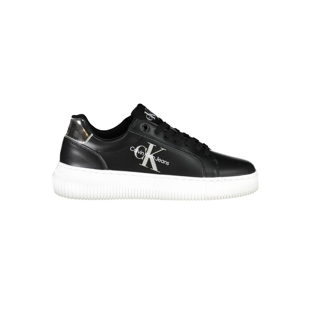 Sneakers pour femmes Calvin Klein en cuir noir, style décontracté avec semelle blanche, moderne et élégante.