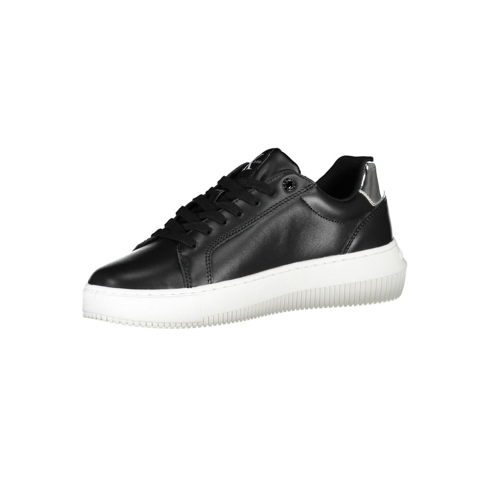 Sneakers en cuir noir pour femmes de la marque Calvin Klein, détails de la semelle et du design sobre.
