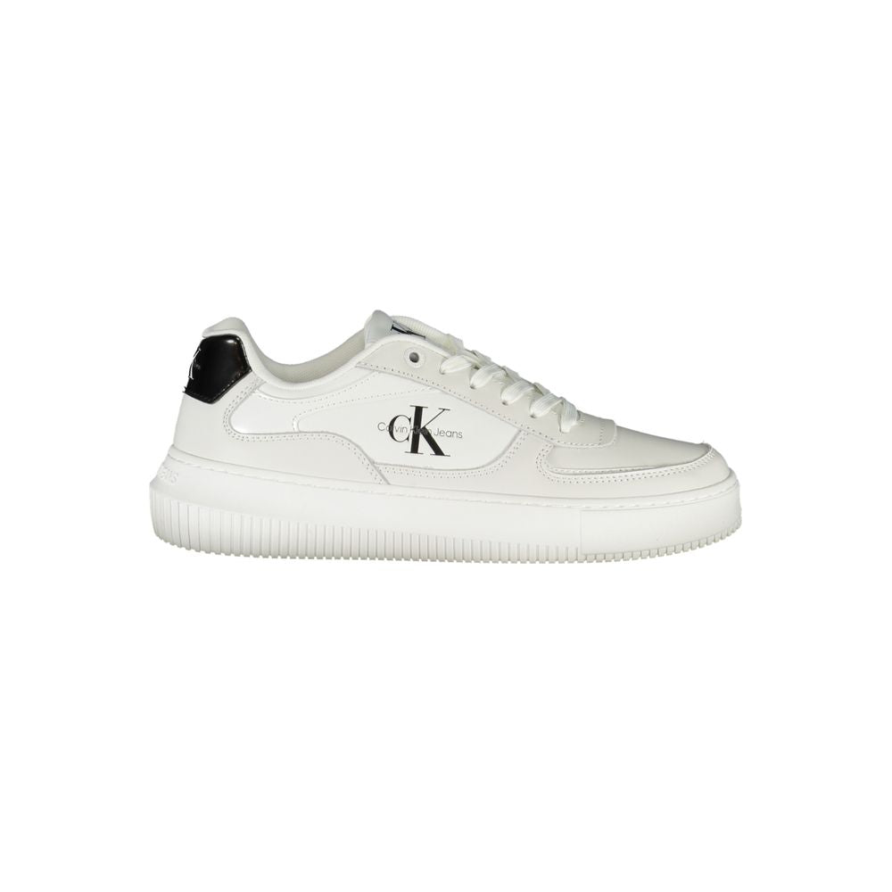 Chaussures sneakers pour femmes Calvin Klein en cuir blanc, vue de profil avec semelle blanche et design épuré.