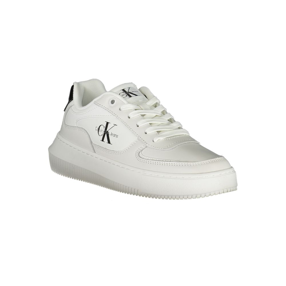 Sneakers blanches pour femmes en cuir de la marque Calvin Klein, vue de côté, avec semelle blanche et design épuré.