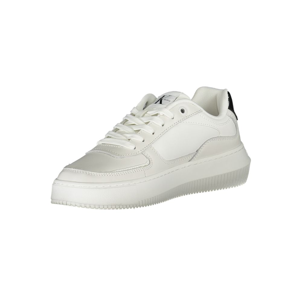 Sneaker blanche pour femmes en cuir de la marque Calvin Klein, vue de côté.