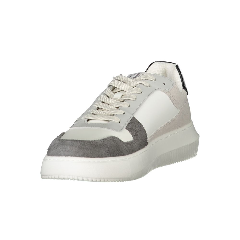Sneaker blanche pour homme Calvin Klein en polyéthylène, vue de face, avec design épuré et semelle blanche.