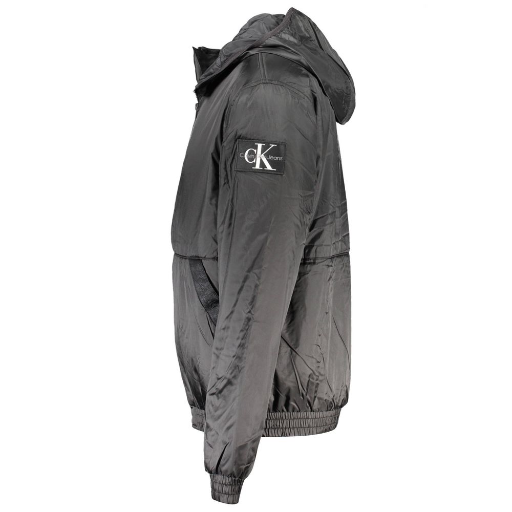 Veste noire en polyester pour homme de la marque Calvin Klein, vue de face avec fermeture éclair et col montant.
