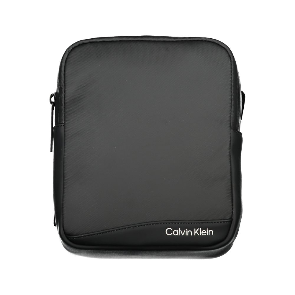 Sac à bandoulière Calvin Klein en polyester recyclé noir, style épuré et moderne avec détails minimalistes.