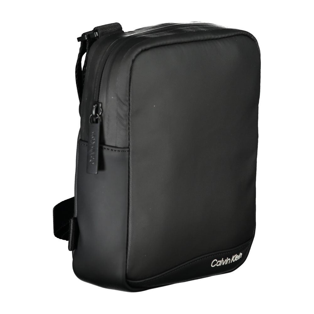 Sac à dos Calvin Klein noir en polyester recyclé, épuré et élégant, avec bandoulière ajustable et logo visible.