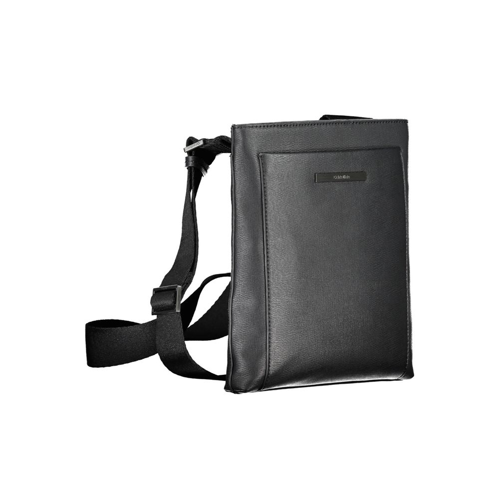 Sac à épaule noir écologique Calvin Klein avec logo visible, en cuir synthétique et design élégant.