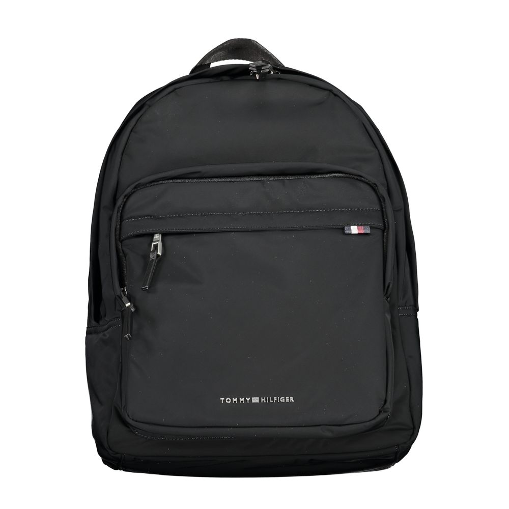 Sac à dos pour homme Tommy Hilfiger en polyester noir avec logo blanc, poche principale et bretelles ajustables.