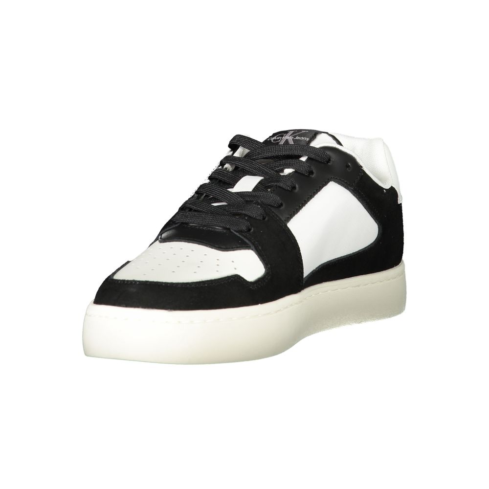 Chaussures de sport blanches en polyester pour hommes de la marque Calvin Klein, vue de profil, avec semelle blanche.