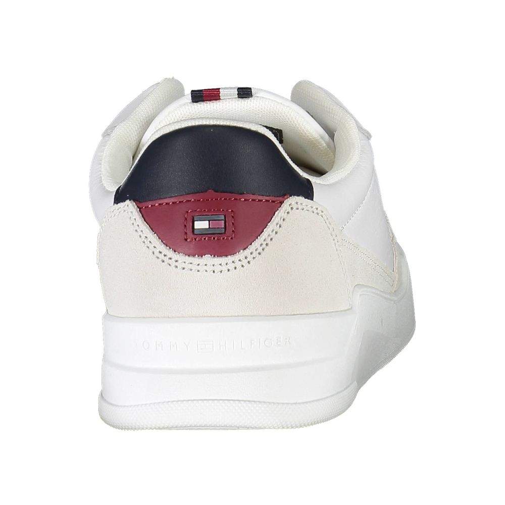 Chaussures sneaker en cuir blanc pour homme de la marque Tommy Hilfiger, vue de face avec détails de design.