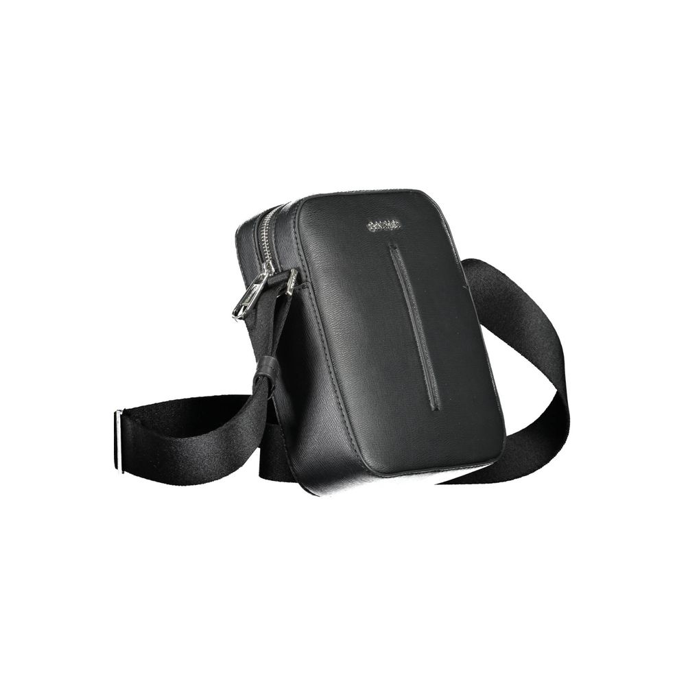 Sac à bandoulière pour homme Calvin Klein en polyester noir, avec poignée et compartiments visibles.