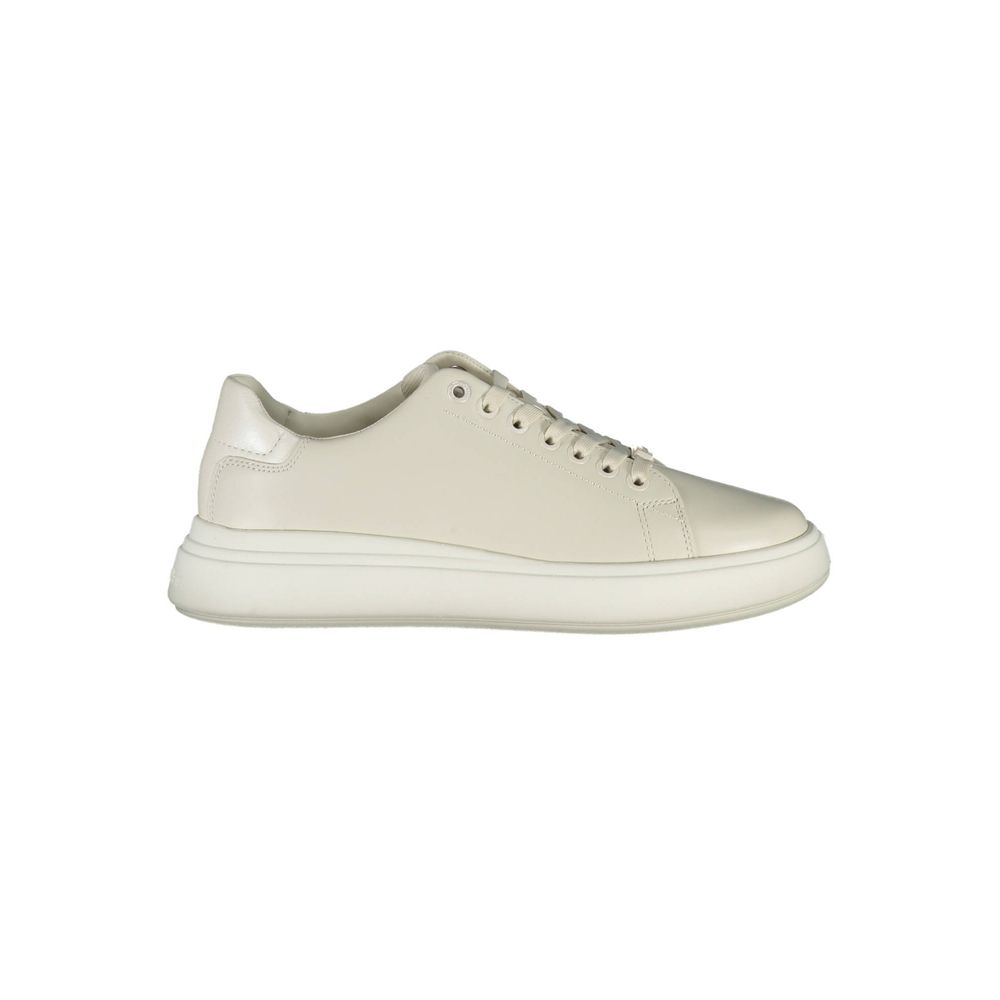 Sneakers pour femmes en cuir beige de Calvin Klein, vue de côté, avec semelle blanche et design élégant.