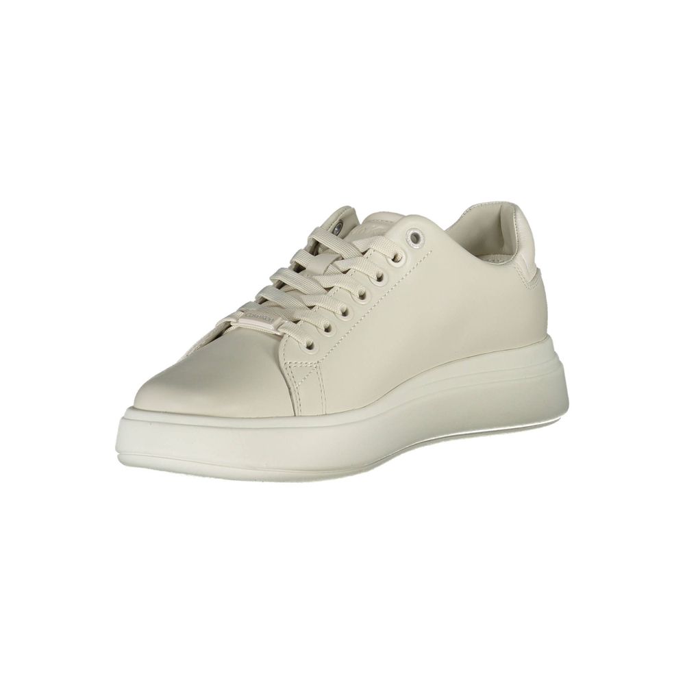 Chaussures sneakers en cuir beige pour femmes de Calvin Klein, vue de face, avec semelle blanche et design épuré.