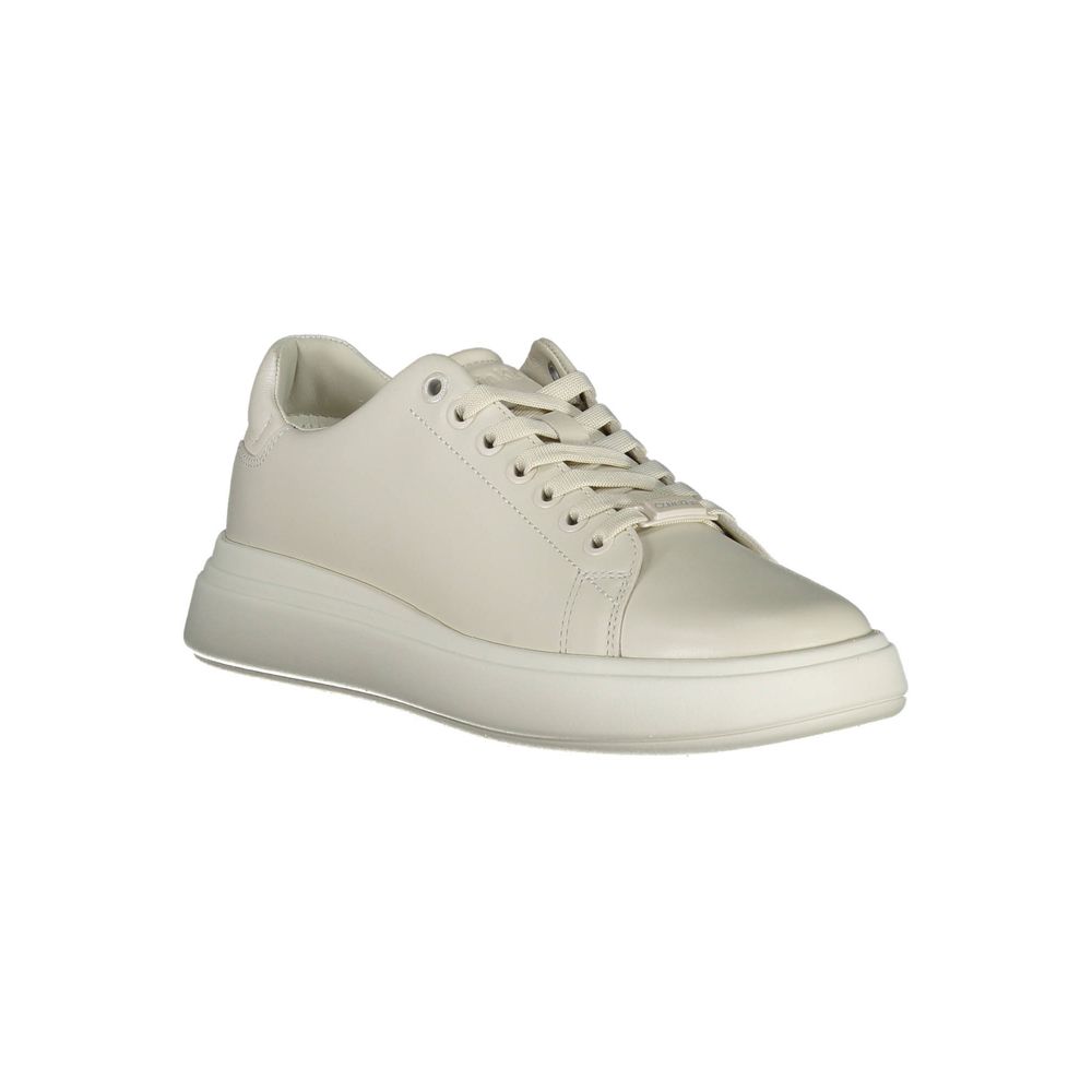 Sneakers pour femmes en cuir beige de Calvin Klein, chaussures décontractées avec semelle blanche, style moderne et élégant.