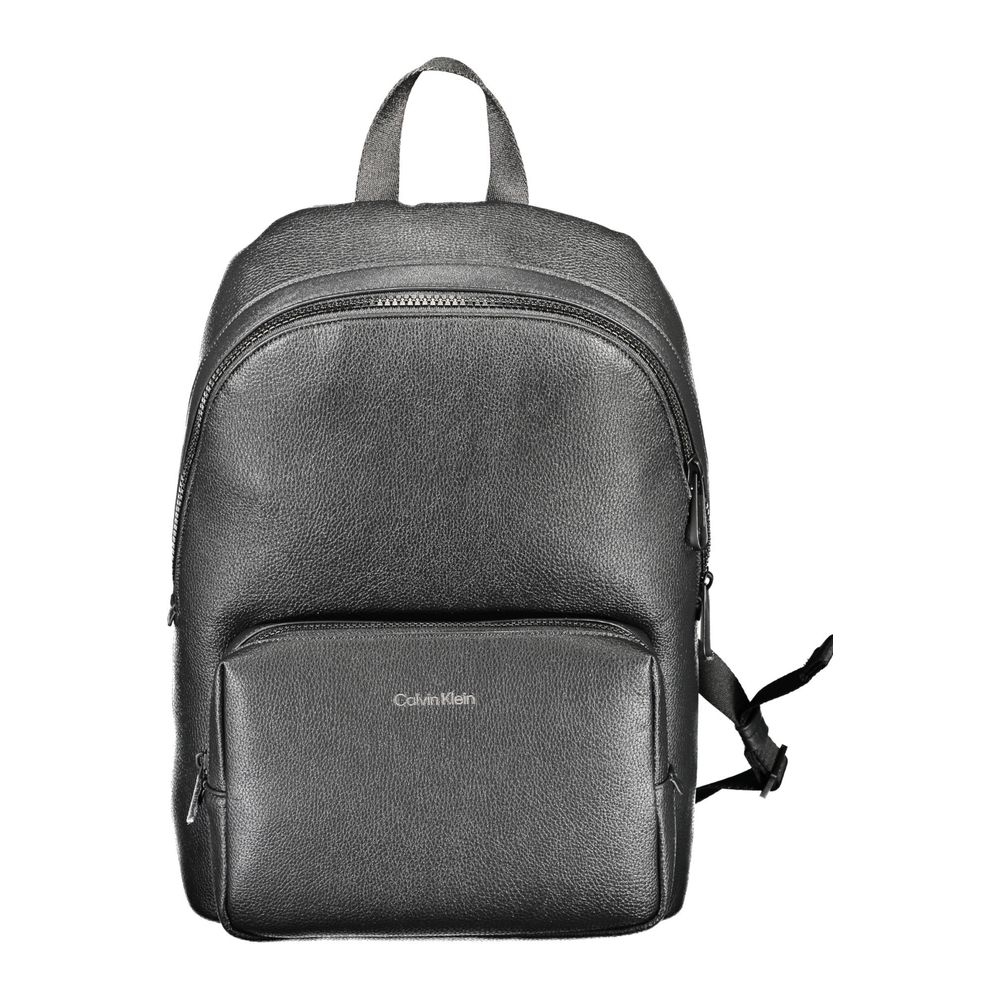 Sac à dos pour homme Calvin Klein en polyuréthane noir, style moderne et élégant, avec poignées et compartiments visibles.