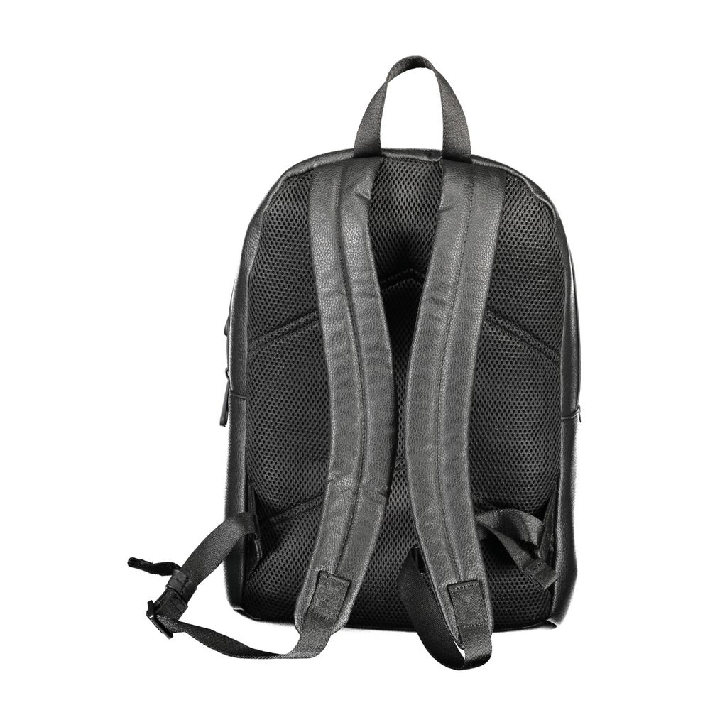 Sac à dos pour homme Calvin Klein en polyuréthane noir, élégant et moderne, avec logo Calvin Klein visible sur le devant.
