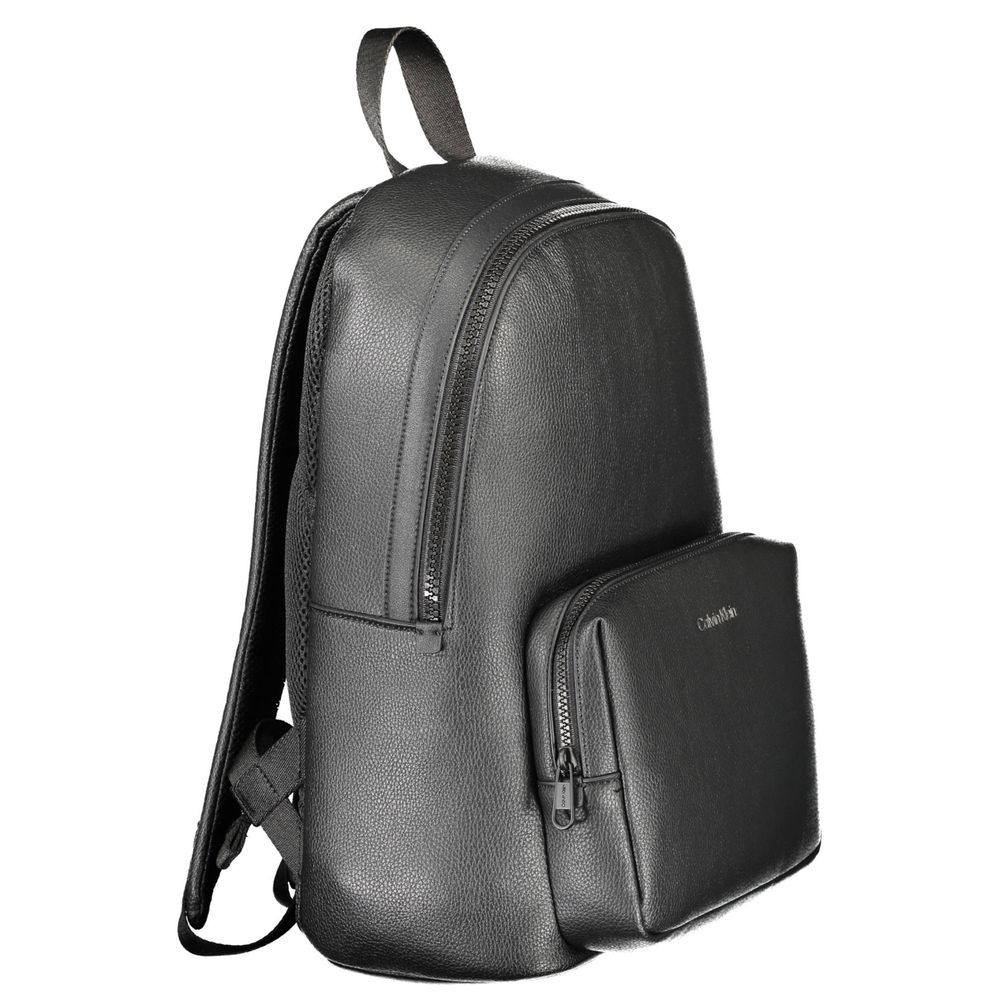 Sac à dos pour homme Calvin Klein en polyuréthane noir, style moderne avec logo discret, idéal pour un usage quotidien.
