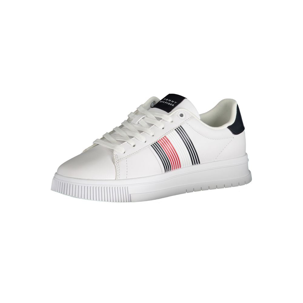 Sneakers blanches en polyuréthane pour homme de la marque Tommy Hilfiger, vue de côté, avec semelle blanche et design moderne.