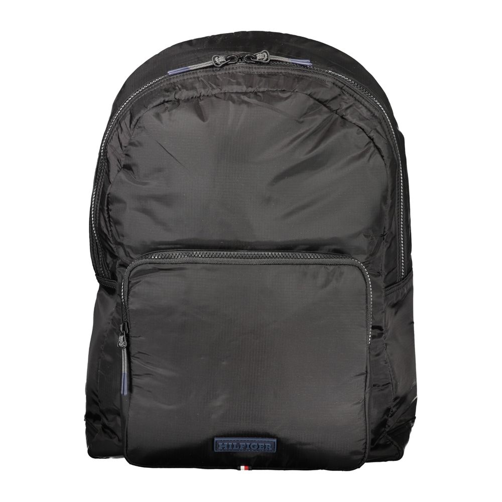 Sac à dos homme Tommy Hilfiger en polyuréthane noir, avec logo emblématique et poches pratiques.