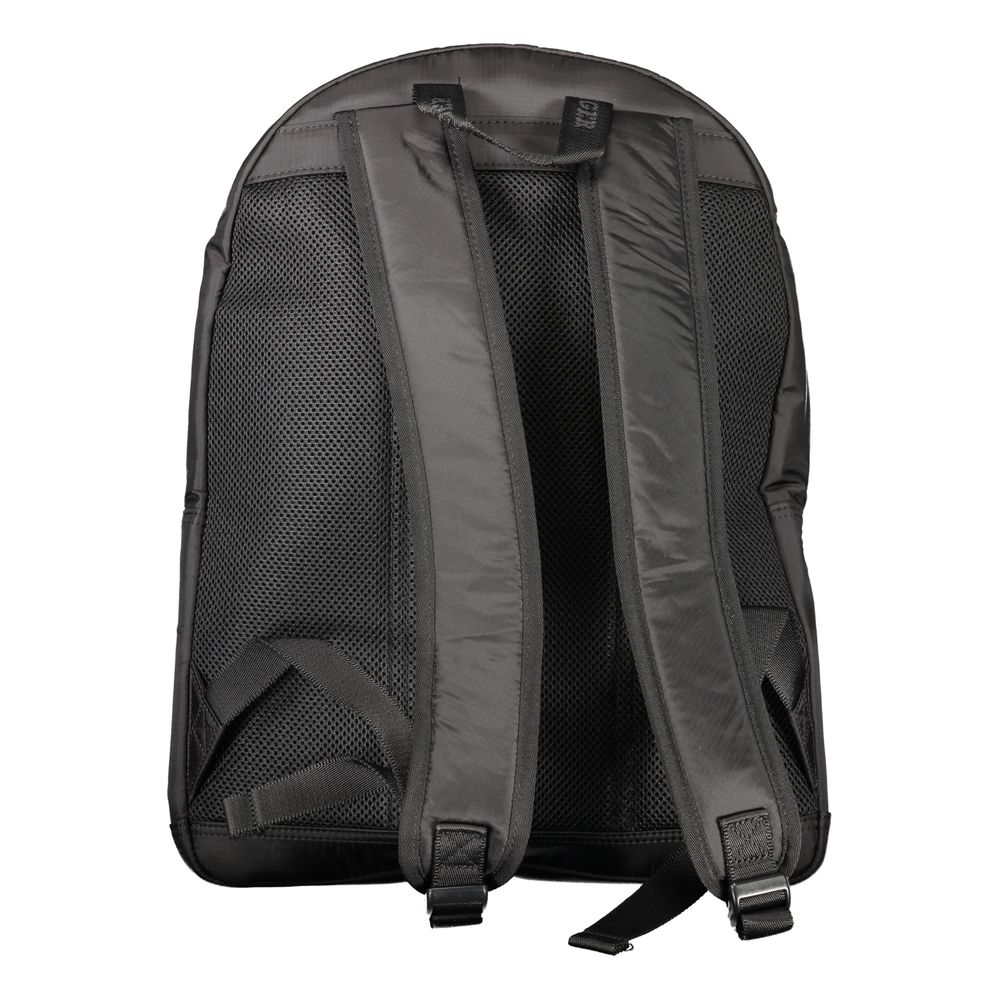 Sac à dos homme Tommy Hilfiger en polyuréthane noir, avec compartiments et détails élégants pour un style moderne.