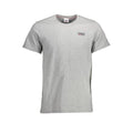 T-shirt gris en coton biologique pour homme de la marque Tommy Hilfiger posé à plat.