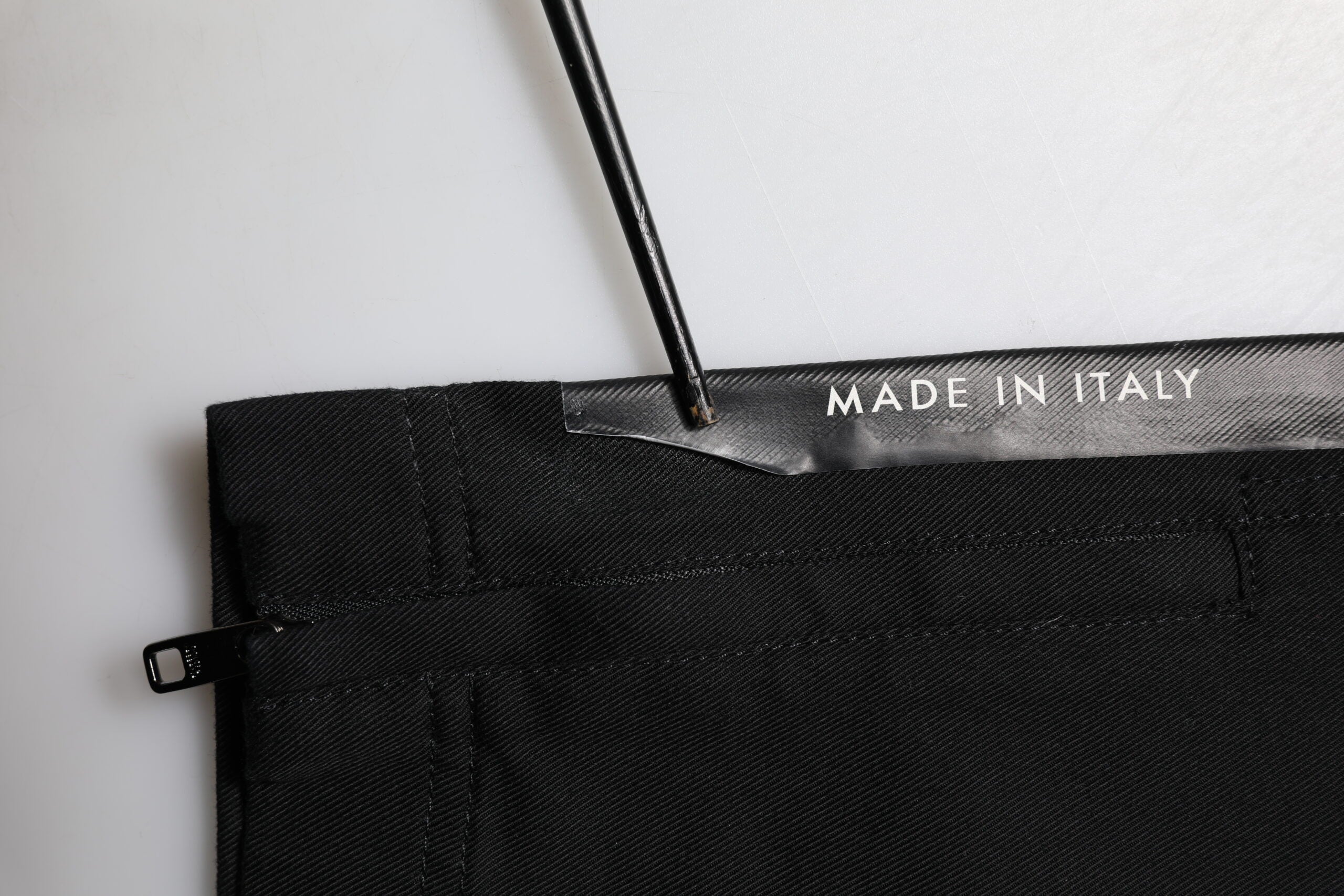 Pantalon homme Dolce & Gabbana en coton noir, taille raccourcie, style formel, design élégant et moderne.