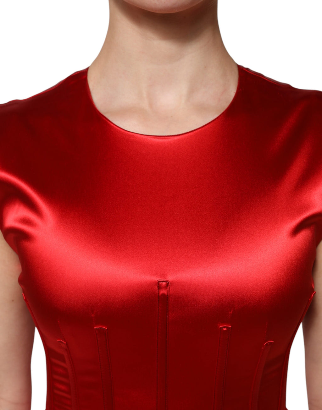 Robe sans manches en acétate rouge de midi de style sheath de Dolce & Gabbana, vue en gros plan.