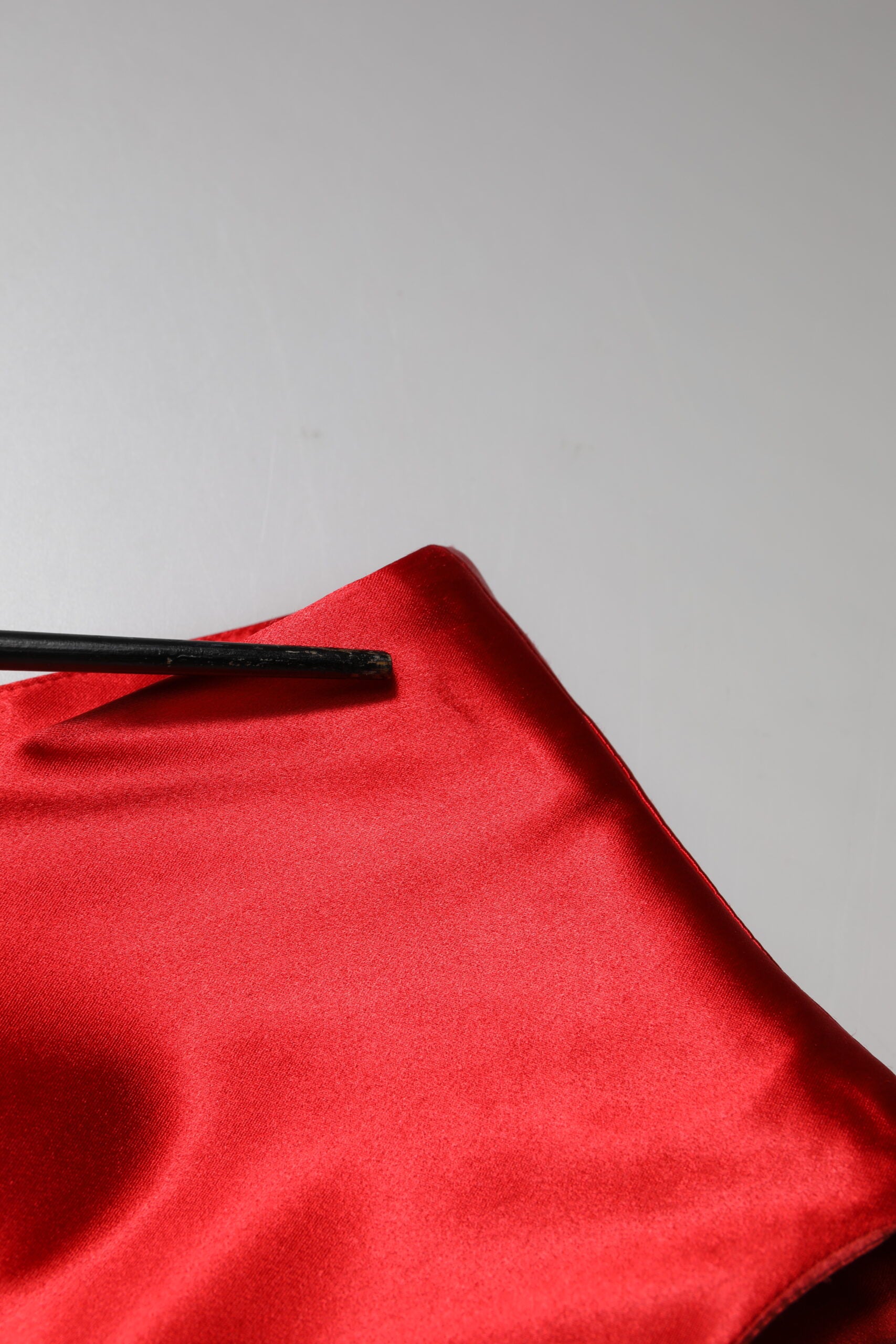 Robe midi sans manches Dolce & Gabbana en acétate rouge, robe droite élégante pour femme.