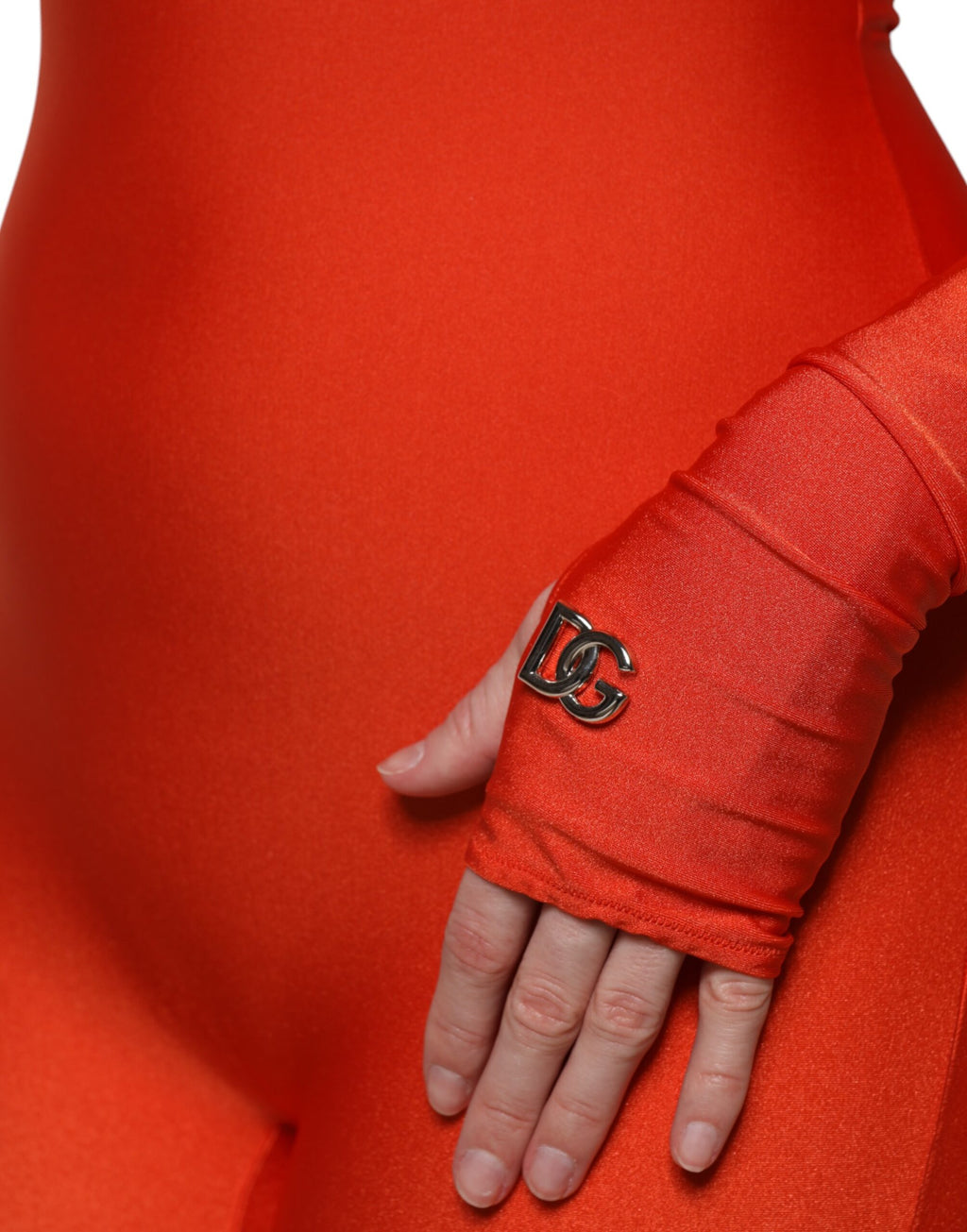 Combinaison moulante rouge en nylon avec col roulé de Dolce & Gabbana, vêtement élégant et ajusté.