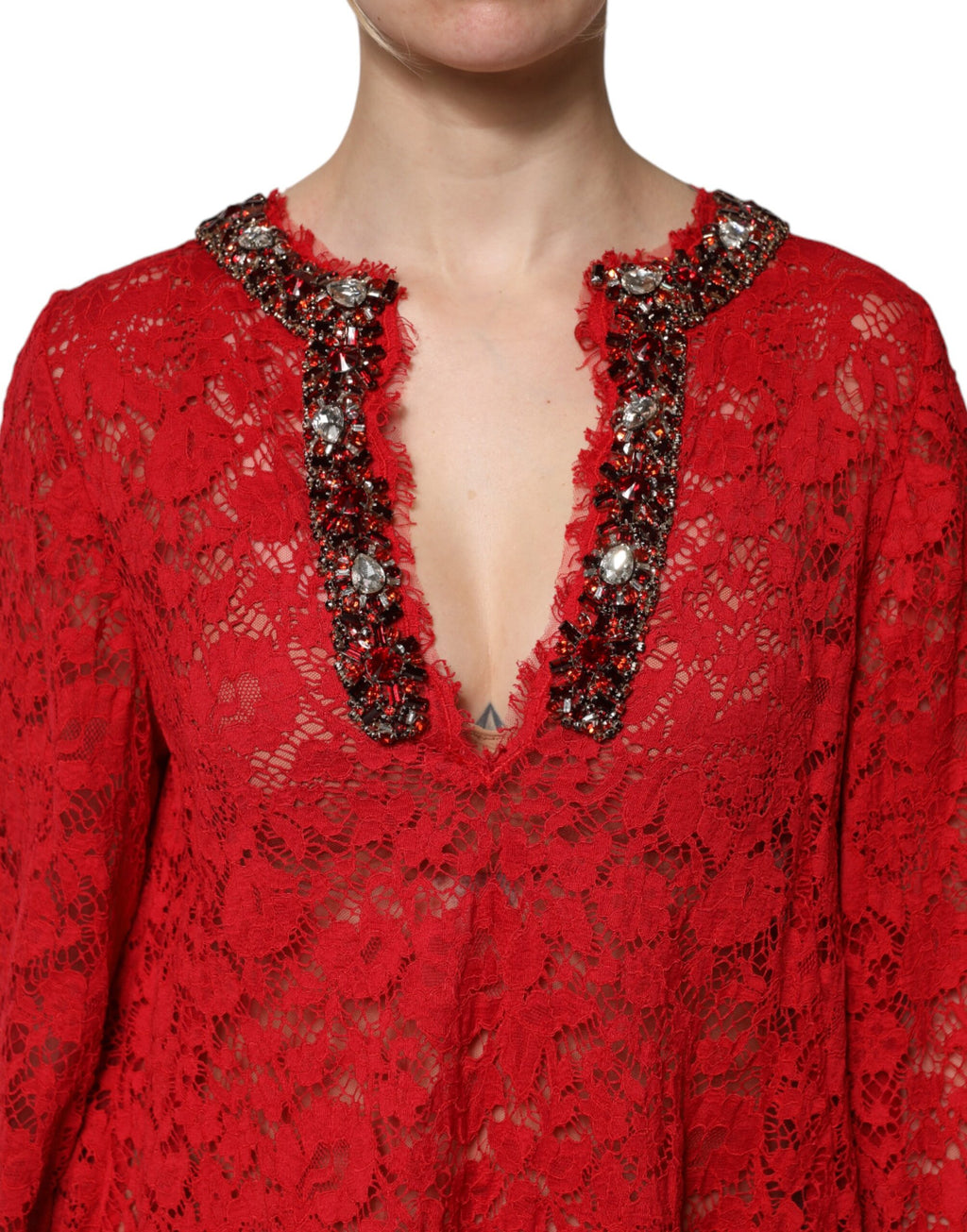 Robe rouge en dentelle florale Dolce & Gabbana ornée de strass et de broderies, élégance sophistiquée et détails raffinés.