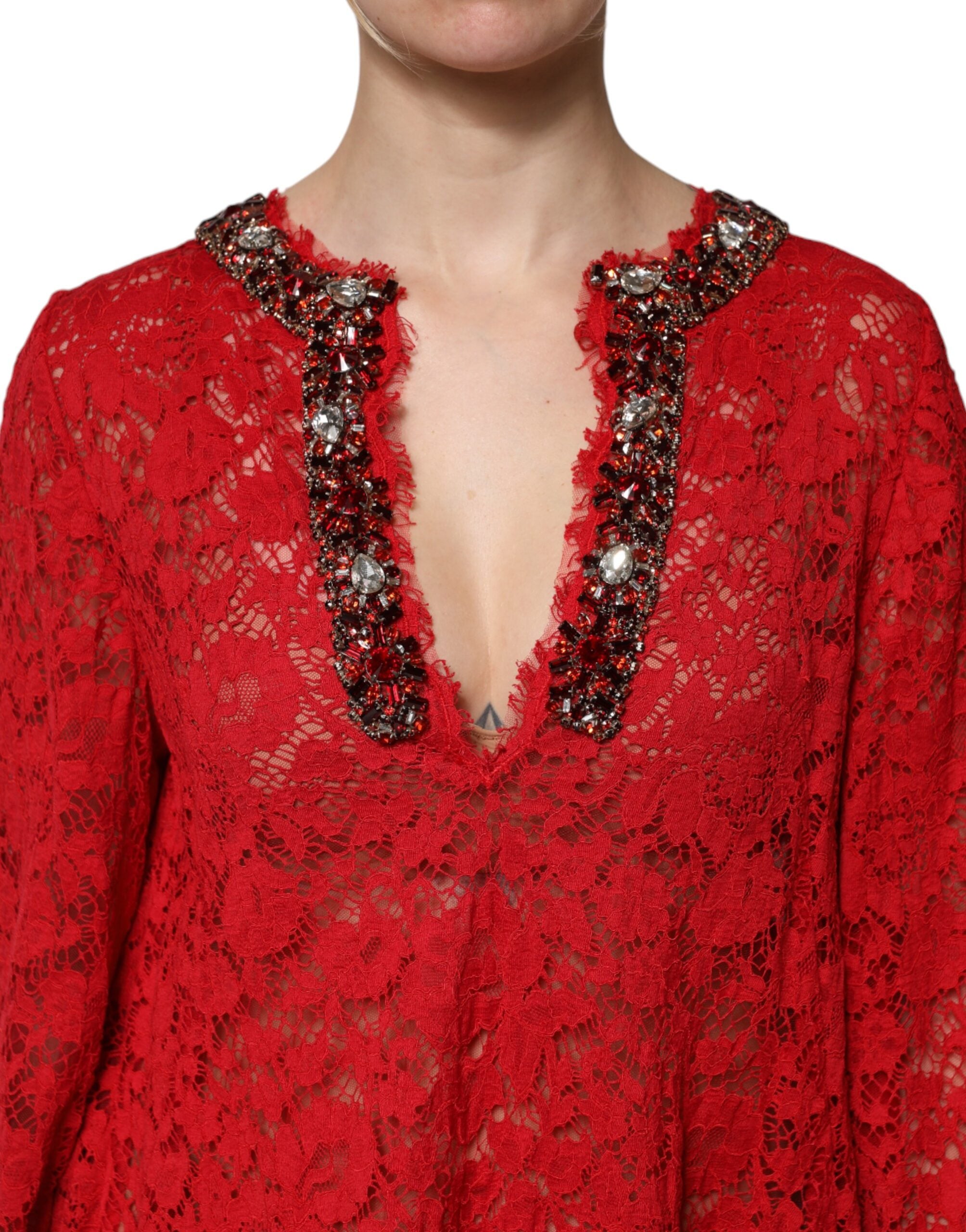 Robe rouge en dentelle florale Dolce & Gabbana ornée de strass et de broderies, élégance sophistiquée et détails raffinés.