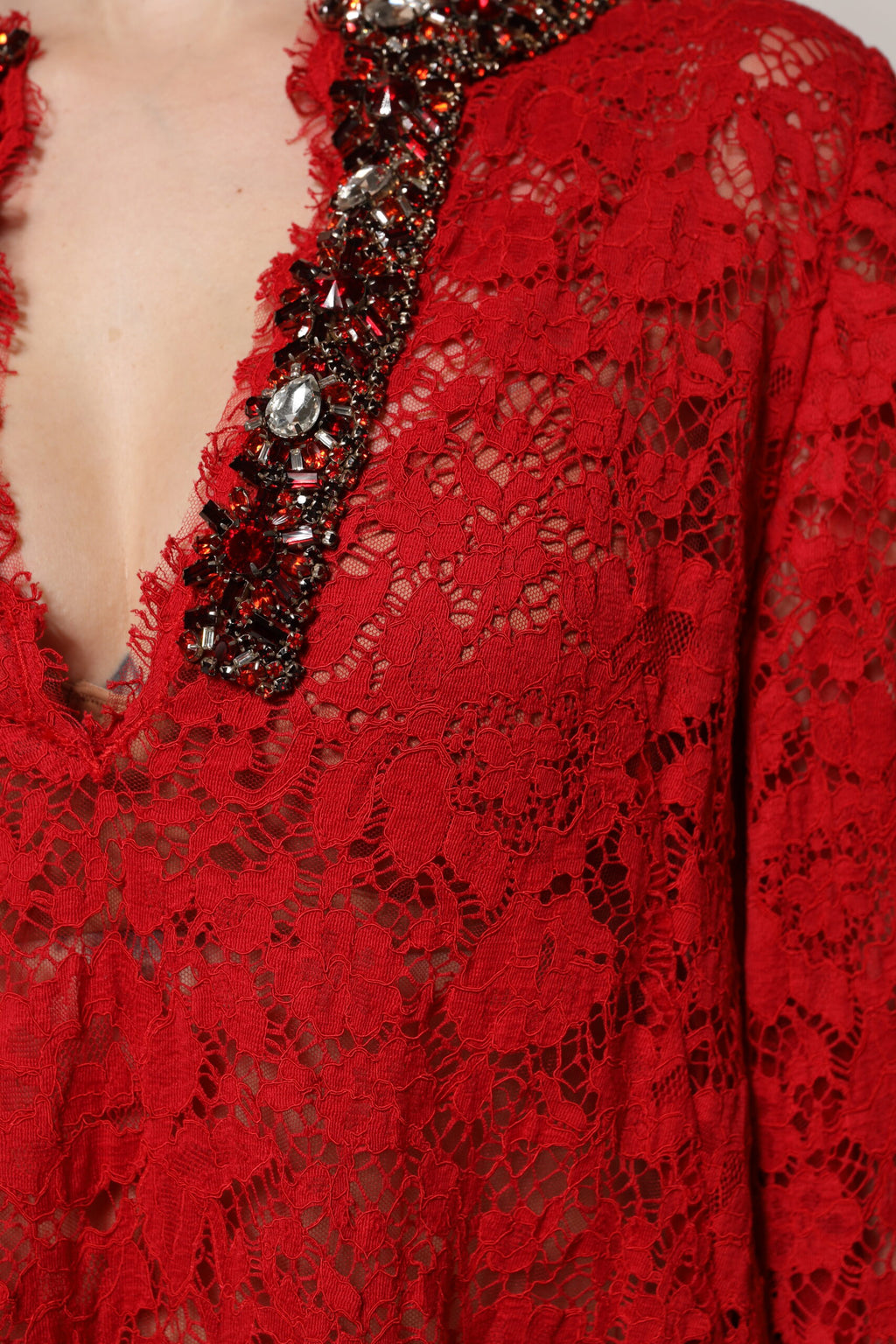 Robe en dentelle florale rouge Dolce & Gabbana ornée de strass et d'embellissements brillants, élégante et sophistiquée.