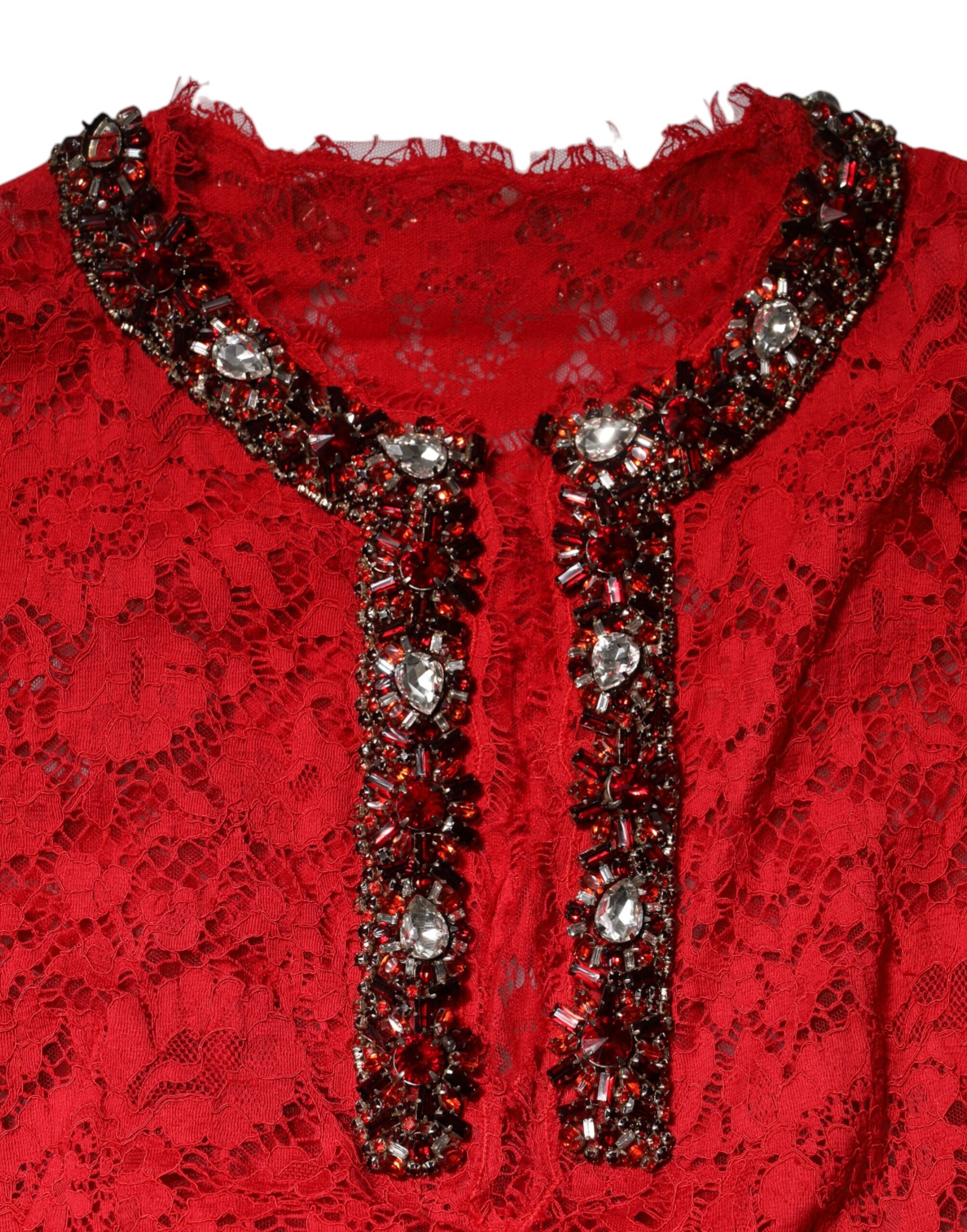 Robe rouge en dentelle florale Dolce & Gabbana avec strass et embellissements en rhinestones, élégante et sophistiquée.